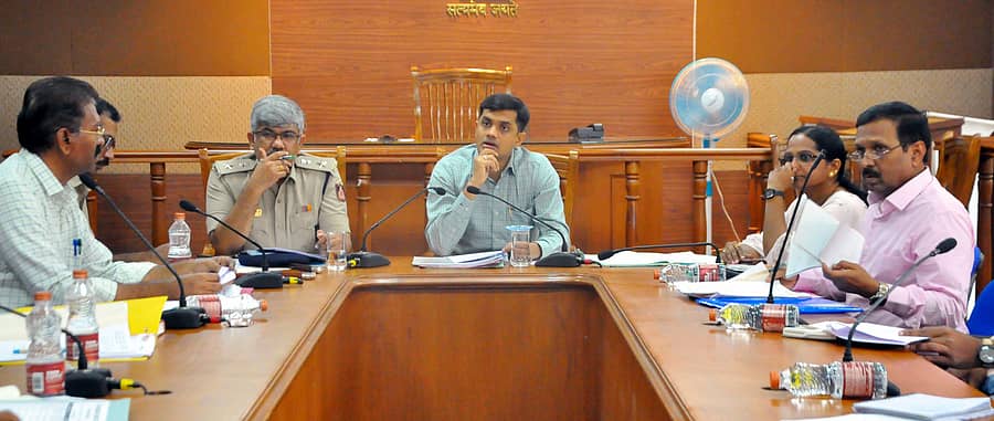 ಕೊಪ್ಪಳದಲ್ಲಿ ಶುಕ್ರವಾರ ನಡೆದ ಸಭೆಯಲ್ಲಿ ಜಿಲ್ಲಾಧಿಕಾರಿ ನಲಿನ್ ಅತುಲ್, ಎಸ್.ಪಿ. ಡಾ. ರಾಮ್ ಎಲ್. ಅರಸಿದ್ದಿ ಸೇರಿದಂತೆ ಹಲವು ಅಧಿಕಾರಿಗಳು ಪಾಲ್ಗೊಂಡಿದ್ದರು