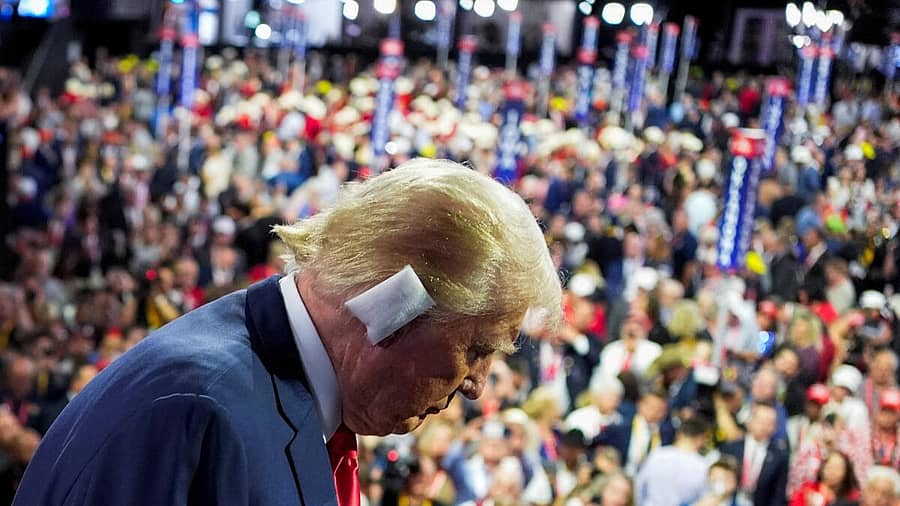 <div class="paragraphs"><p>ಗುಂಡಿನ ದಾಳಿಕ ಬಳಿಕ ಮೊದಲ ಬಾರಿಗೆ ಸಾರ್ವಜನಿಕವಾಗಿ ಕಾಣಿಸಿಕೊಂಡ ಟ್ರಂಪ್ ಅವರನ್ನು ಬೆಂಬಲಿಗರು ಸ್ವಾಗತಿಸಿದರು</p></div>