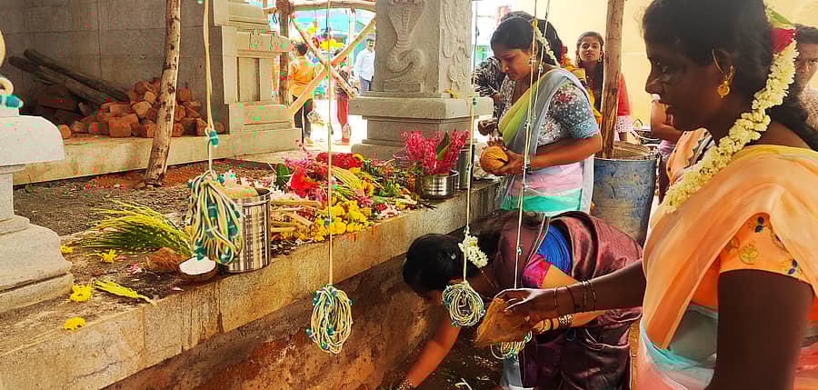 ಕೊರಟಗೆರೆಯ ಕೋಟೆಯಲ್ಲಿರುವ ಕೊಲ್ಲಾಪುರದಮ್ಮ ಹಾಗೂ ಮಾರಮ್ಮ ದೇವಸ್ಥಾನಕ್ಕೆ ಜಾತ್ರೆ ಅಂಗವಾಗಿ ಮಹಿಳೆಯರು ಆರತಿ ಸೇವೆ ಸಲ್ಲಿಸಿದರು