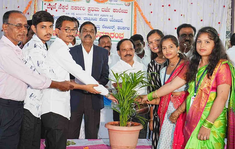 ಹಿರಿಯೂರಿನ ವಾಣಿ ಸಕ್ಕರೆ ಸರ್ಕಾರಿ ಪ್ರಥಮ ದರ್ಜೆ ಕಾಲೇಜಿನಲ್ಲಿ ಸೋಮವಾರ ಹಮ್ಮಿಕೊಂಡಿದ್ದ ಕ್ರೀಡೆ–ಸಾಂಸ್ಕೃತಿಕ ಹಾಗೂ ವಿವಿಧ ಘಟಕಗಳ ಸಮಾರೋಪ ಸಮಾರಂಭವನ್ನು ಜಿಲ್ಲಾ ಉಸ್ತುವಾರಿ ಸಚಿವ ಡಿ. ಸುಧಾಕರ್ ಉದ್ಘಾಟಿಸಿದರು