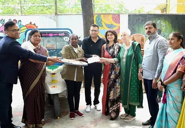 ಹರ್ಬಲ್ಲೈಫ್ ಇಂಡಿಯಾದ ವ್ಯವಸ್ಥಾಪಕ ನಿರ್ದೇಶಕ ಅಜಯ್ ಖನ್ನಾ ಅವರು ಮಹಿಳೆಯರಿಗೆ ಇ- ಆಟೋ ವಿತರಿಸಿದರು. ಶಾಸಕಿ ಮಂಜುಳಾ ಲಿಂಬಾವಳಿ ಇದ್ದರು