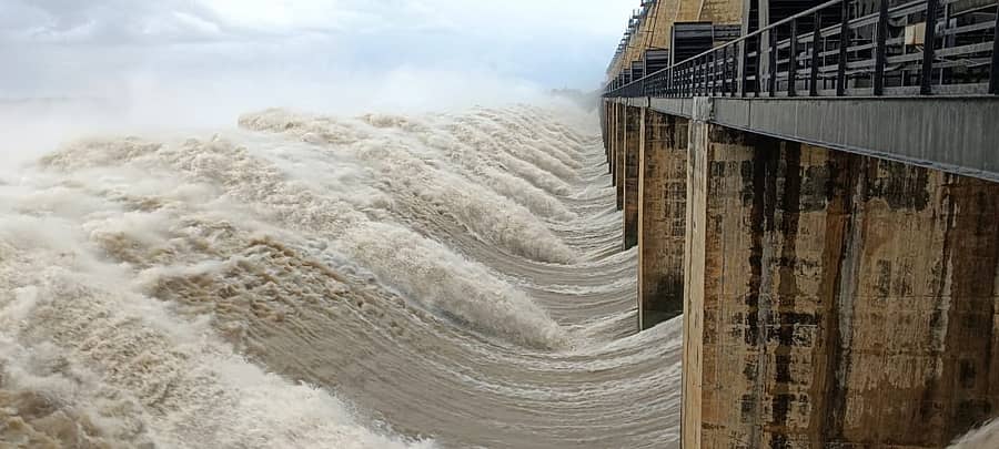 ನಾರಾಯಣಪುರ ಬಸವಸಾಗರ ಜಲಾಶಯದ 25 ಕ್ರಸ್ಟಗೇಟ್ಗಳ ಮೂಲಕ ಧುಮ್ಮಿಕ್ಕುವ ಜಲಧಾರೆಯ ದೃಶ್ಯ