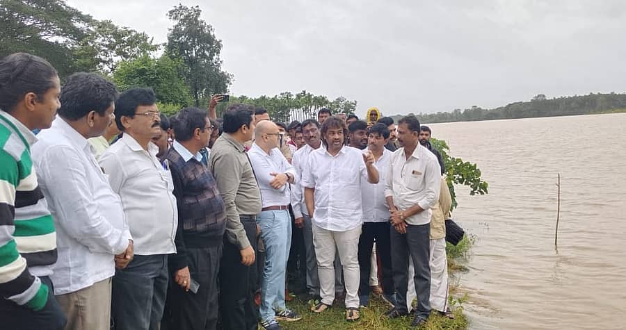 ಸೊರಬ ತಾಲ್ಲೂಕಿನ ವರದಾ ಪ್ರವಾಹದಿಂದ ಮುಳುಗಡೆ ಹೊಂದಿರುವ ಕಡಸೂರು ಗ್ರಾಮದ ನೆರೆ ಪೀಡಿತ ಪ್ರದೇಶಕ್ಕೆ ಜಿಲ್ಲಾ ಉಸ್ತುವಾರಿ ಸಚಿವ ಮಧು ಬಂಗಾರಪ್ಪ ಶನಿವಾರ ಭೇಟಿ ನೀಡಿದ್ದರು