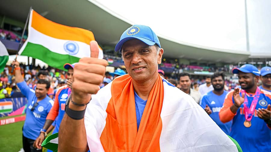 ಟಿ20 ವಿಶ್ವಕಪ್ ಗೆದ್ದು ಭಾರತ ತಂಡ ಶನಿವಾರ ಸಂಭ್ರಮಿಸಿದ ಸಂದರ್ಭದಲ್ಲಿ ಗೆಲುವಿನ ಸಂಕೇತ ತೋರಿದ ದ್ರಾವಿಡ್.
ಪಿಟಿಐ ಚಿತ್ರ