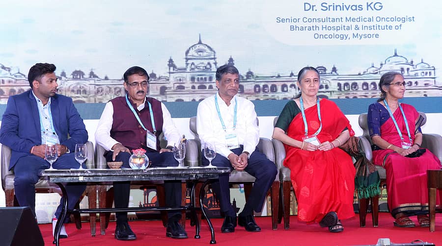 ನಗರದ ರ್ಯಾಡಿಸನ್ ಬ್ಲೂ ಹೋಟೆಲ್ನಲ್ಲಿ ಶನಿವಾರ ಕ್ಯಾನ್ಸರ್ ರೋಗಿಗಳ ಆರೈಕೆ ಕುರಿತ ಸಮ್ಮೇಳನದಲ್ಲಿ ಗೌತಮ್ ಧಮೇರ್ಲಾ, ಡಾ. ಬಿ.ಎಸ್. ಅಜಯ್ಕುಮಾರ್, ಡಾ. ಶೇಖರ್ ಪಾಟೀಲ, ಡಾ. ಮಾಧವಿ, ಡಾ. ಕವಿತಾ ಪಾಲ್ಗೊಂಡಿದ್ದರು