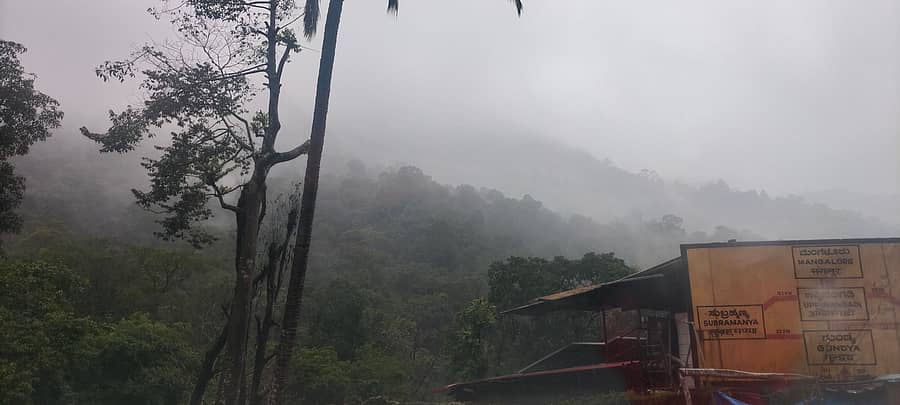 ಶಿರಾಡಿ ಘಾಟ್ ರಸ್ತೆಯಲ್ಲಿ ಸಾಗುವಾಗ ಕಾಣುವ ಮನಮೋಹಕ ದೃಶ್ಯ.