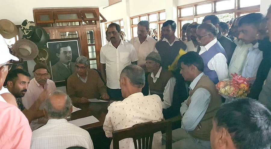 ಸೋಮವಾರಪೇಟೆ ತಾಲ್ಲೂಕಿನ ತೋಳೂರುಶೆಟ್ಟಳ್ಳಿ ಗ್ರಾಮ ಪಂಚಾಯಿತಿ ವ್ಯಾಪ್ತಿಯ ವಿವಿಧ ಗ್ರಾಮಗಳಲ್ಲಿರುವ ಸಮಸ್ಯೆಗಳನ್ನು ಬಗೆಹರಿಸುವಂತೆ ಗ್ರಾಮಸ್ಥರು ಶಾಸಕ ಡಾ.ಮಂತರ್ ಗೌಡ ಅವರಿಗೆ ಮನವಿ ಸಲ್ಲಿಸಿದರು