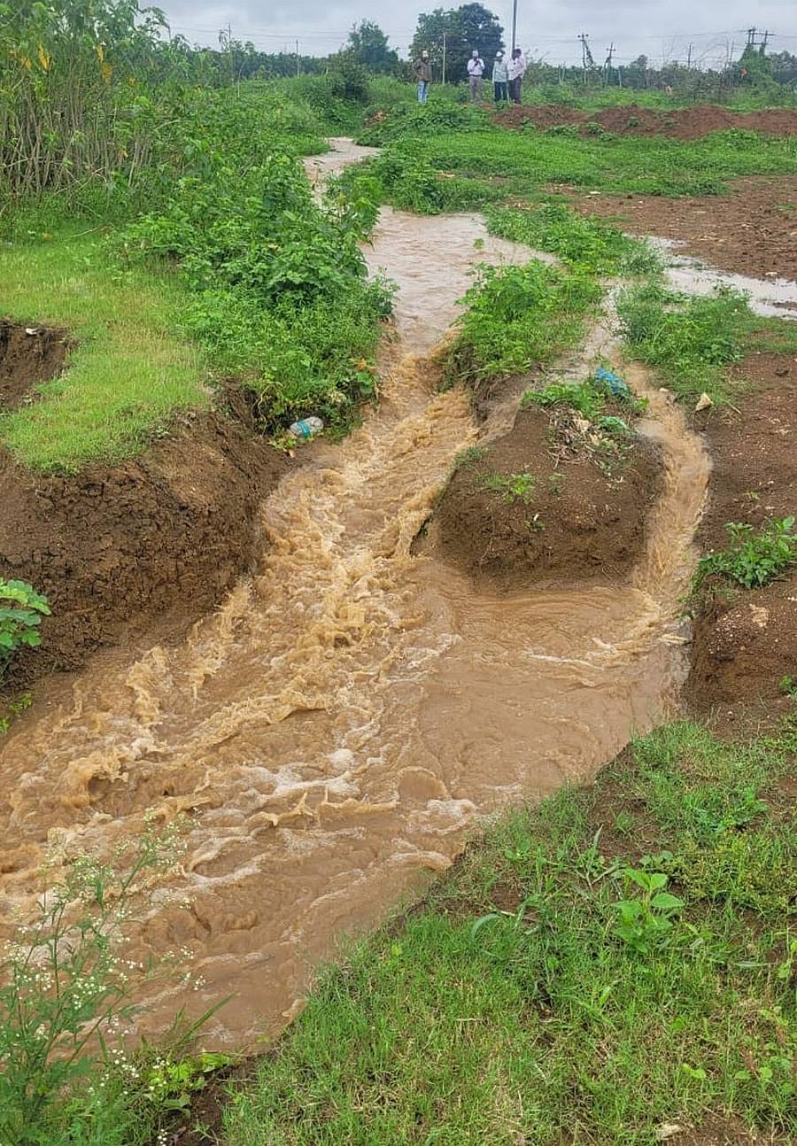 ಹಾನಗಲ್ ತಾಲ್ಲೂಕಿನ ಬಾಳಂಬೀಡ ಏತ ನೀರಾವರಿ ಯೋಜನೆ ಮೂಲಕ ಹಾನಗಲ್ ಬೃಹತ್ ಆನಿಕೆರೆಗೆ ವರದಾ ನದಿ ನೀರು ಹರಿದು ಬರುತ್ತಿದೆ