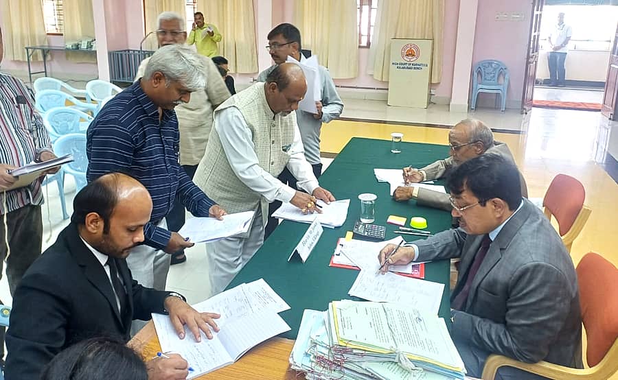 ಕಲಬುರಗಿಯ ಹೈಕೋರ್ಟ್ ಪೀಠದಲ್ಲಿ ಶನಿವಾರ ಹೈಕೋರ್ಟ್ ಪೀಠದ ನ್ಯಾಯಮೂರ್ತಿ ಅಶೋಕ ಎಸ್.ಕಿಣಗಿ ಅವರ ನೇತೃತ್ವದಲ್ಲಿ ರಾಷ್ಟ್ರೀಯ ಲೋಕ ಅದಾಲತ್ ನಡೆಯಿತು