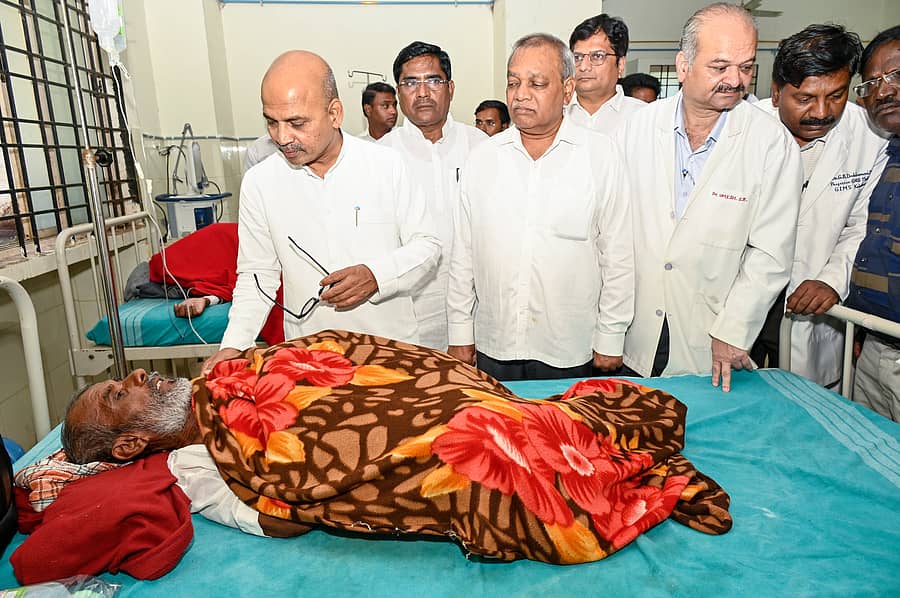 ಕಲಬುರಗಿ ಜಿಮ್ಸ್ ಆಸ್ಪತ್ರೆಗೆ ಗುರುವಾರ ವೈದ್ಯಕೀಯ ಶಿಕ್ಷಣ ಸಚಿವ ಡಾ.ಶರಣಪ್ರಕಾಶ ಪಾಟೀಲ, ಸಂಸದ ರಾಧಾಕೃಷ್ಣ ದೊಡ್ಡಮನಿ, ವಿಧಾನ ಪರಿಷತ್‌ ಸದಸ್ಯ ಜಗದೇವ ಗುತ್ತೇದಾರ ಭೇಟಿ ನೀಡಿ ರೋಗಿಯೊಬ್ಬರ ಆರೋಗ್ಯ ವಿಚಾರಿಸಿದರು     –ಪ್ರಜಾವಾಣಿ ಚಿತ್ರ