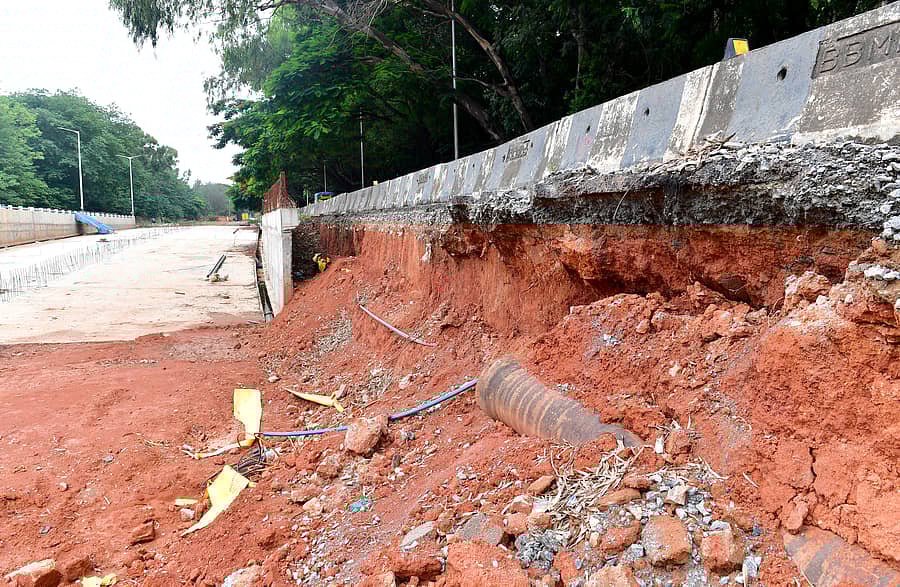 ಎಚ್ಎಂಟಿ ರಸ್ತೆ– ಪೈಪ್ಲೈನ್ ರಸ್ತೆ ಜಂಕ್ಷನ್ ಗ್ರೇಡ್ ಸೆಪರೇಟರ್ ಕಾಮಗಾರಿ ಸ್ಥಗಿತಗೊಂಡಿದ್ದು, ವಾಹನಗಳು ಸಂಚರಿಸುವ ರಸ್ತೆಯ ಮಣ್ಣು, ಡಾಂಬರು ಕುಸಿಯುತ್ತಿದೆ
ಪ್ರಜಾವಾಣಿ ಚಿತ್ರ: ಕೃಷ್ಣಕುಮಾರ್ ಪಿ.ಎಸ್