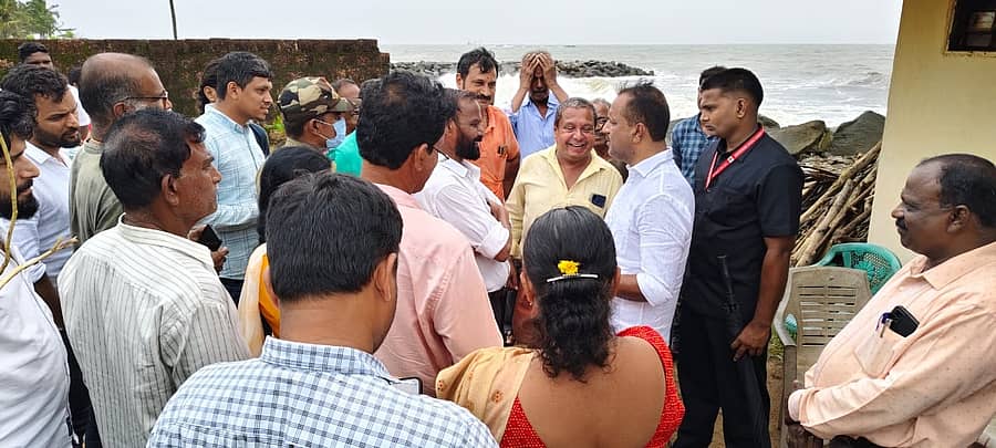 ಕಡಲ್ಕೊರೆತಕ್ಕೀಡಾದ ಪ್ರದೇಶಕ್ಕೆ ಸ್ಪೀಕರ್ ಯು.ಟಿ.ಖಾದರ್ ಭೇಟಿ ನೀಡಿದರು