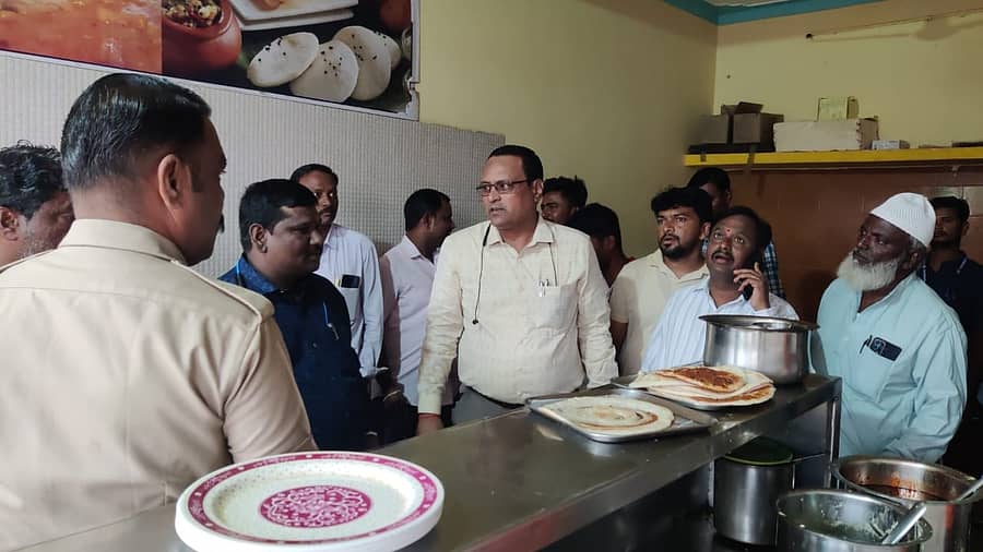 ಗಜೇಂದ್ರಗಡದ ಹೋಟೆಲ್ ಮೇಲೆ ತಹಶೀಲ್ದಾರ್ ಕಿರಣಕುಮಾರ ಕುಲಕರ್ಣಿ ಹಾಗೂ ಪುರಸಭೆ ಅಧಿಕಾರಿಗಳು ದಾಳಿ ನಡೆಸಿ ಆಹಾರ ಪರಿಶೀಲಿಸಿದರು