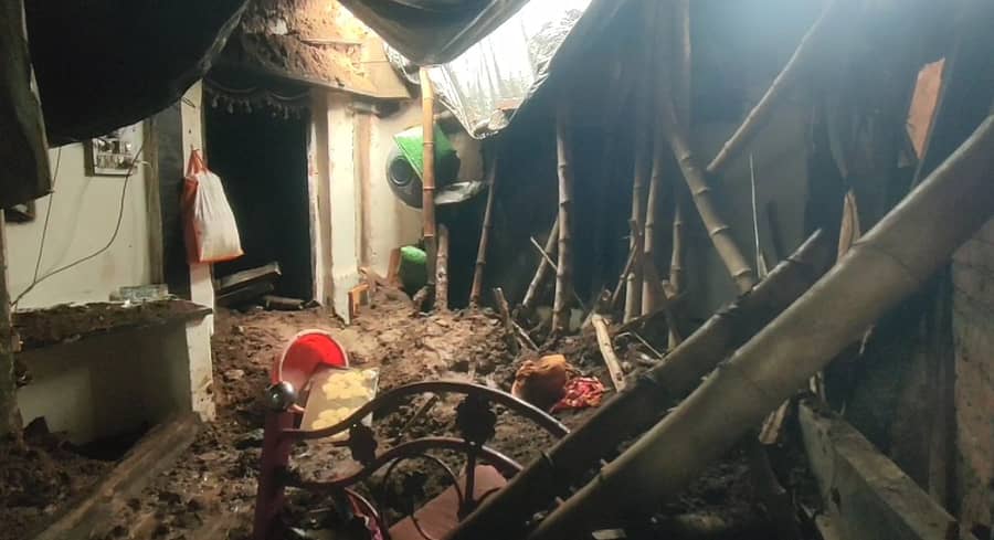 ಹಾವೇರಿ ಜಿಲ್ಲೆಯ ಸವಣೂರು ತಾಲ್ಲೂಕಿನ ಮಾದಾಪುರದಲ್ಲಿ ಶುಕ್ರವಾರ ನಸುಕಿನಲ್ಲಿ ಕುಸಿದು ಬಿದ್ದ ಮನೆಯ ಅವಶೇಷ