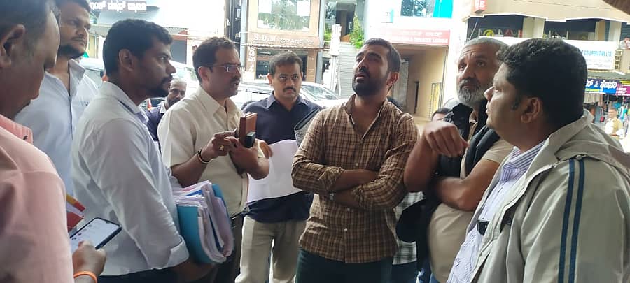 ಕುಶಾಲನಗರದಲ್ಲಿ ಅರ್ಧಕ್ಕೆ ಸ್ಥಗಿತಗೊಂಡಿರುವ ಪುರಸಭಾ ಕಟ್ಟಡ ಸ್ಥಳಕ್ಕೆ ಮಂಗಳವಾರ ಶಾಸಕ ಡಾ.ಮಂತರ್ ಗೌಡ ಅವರು ಅಧಿಕಾರಿಗಳೊಂದಿಗೆ ಭೇಟಿ ನೀಡಿ ಪರಿಶೀಲನೆ ನಡೆಸಿದರು. ಪುರಸಭೆ ಸದಸ್ಯರಾದ ಪ್ರಮೋದ್ ಮುತ್ತಪ್ಪ, ಶೇಕ್ ಖಲಿಮುಲ್ಲಾ, ಮುಖ್ಯಾಧಿಕಾರಿ ಕೃಷ್ಣಪ್ರಸಾದ್ ಭಾಗವಹಿಸಿದ್ದರು