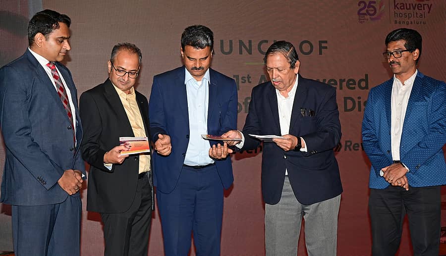 <div class="paragraphs"><p>ಕಾರ್ಯಕ್ರಮದಲ್ಲಿ ಎನ್. ಸಂತೋಷ್ ಹೆಗ್ಡೆ ಅವರು (ಎಡದಿಂದ ನಾಲ್ಕನೆಯವರು) ಕೃತಕ ಬುದ್ಧಿಮತ್ತೆ ಆಧಾರಿತ ಜೀವನಶೈಲಿ ರೋಗಗಳ ಕೈಪಿಡಿ ಬಿಡುಗಡೆ ಮಾಡಿದರು. (ಎಡದಿಂದ) ಡಾ. ರಾಜಕುಮಾರ್ ಚನ್ನಬಸವಯ್ಯ, ಡಾ. ರಾಮ್ ಮೋಹನ್ ಭಟ್, ಡಾ.ಎಸ್. ಚಂದ್ರಕುಮಾರ್ ಮತ್ತು ಡಾ.ವಿಜಯ ಭಾಸ್ಕರ್ ಪಾಲ್ಗೊಂಡಿದ್ದರು</p></div>