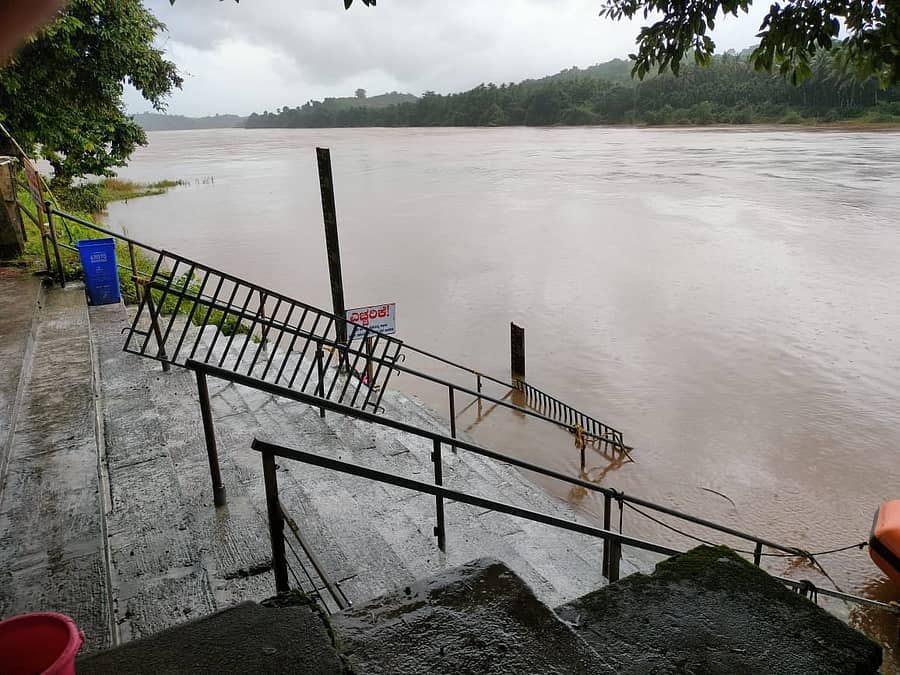 ಉಪ್ಪಿನಂಗಡಿ ನದಿಯಲ್ಲಿ ನೀರು ಇಳಿಕೆಯಾಗಿದ್ದು, ಸಹಸ್ರಲಿಂಗೇಶ್ವರ ದೇವಸ್ಥಾನದ ಸ್ನಾನಘಟ್ಟದಲ್ಲಿ 14 ಮೆಟ್ಟಿಲು ಕಾಣುತ್ತಿವೆ
