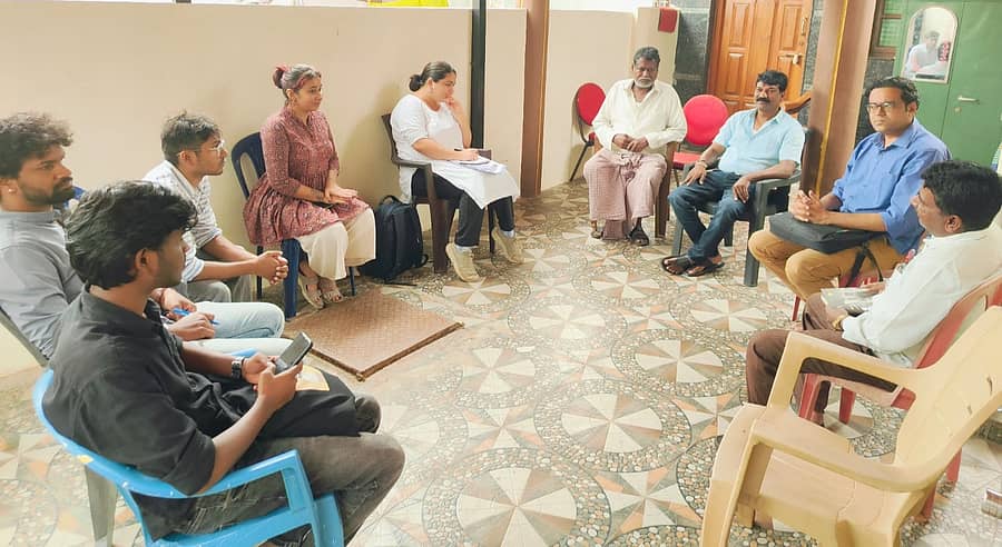 ಕನಕಪುರ ಮಳಗಾಳು ಗ್ರಾಮದ ಎಕೆ ಕಾಲೋನಿ ಗೆ ಭೇಟಿ ನೀಡಿದ ಅಂಬೇಡ್ಕರ್ ಅಧ್ಯಯನ ತಂಡದವರು ಸಂತ್ರಸ್ತರಿಂದ ಮಾಹಿತಿ ಪಡೆದುಕೊಂಡಿರು ಭೇಟಿ ನೀಡಿ ಮಾಹಿತಿ ಪಡೆದುಕೊಂಡರು