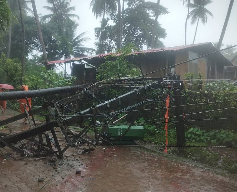 ಗೋಕರ್ಣದಲ್ಲಿ ಗಾಳಿ ಮಳೆಯ ಅಬ್ಬರಕ್ಕೆ ಕೆಲ ದಿನಗಳ ಹಿಂದೆ ವಿದ್ಯುತ್ ಪರಿವರ್ತಕವೊಂದು ಮುರಿದು ಬಿದ್ದು ಹಾನಿಗೀಡಾಗಿತ್ತು.