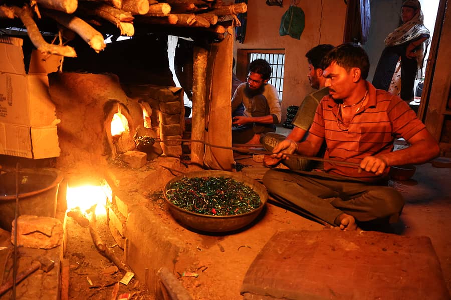 <div class="paragraphs"><p>ಬಳೆ ತಯಾರಿಕೆಗೆ ಆಣ ಮಾಡಲು ಒಲೆಯೊಳಗೆ ಬಳೆಚೂರು ಹಾಕುತ್ತಿರುವುದು ಚಿತ್ರಗಳು: ಇಮಾಮ್ಹುಸೇನ್ ಗೂಡುನವರ, ದೀಪಕ ಹಳದಿ </p></div>