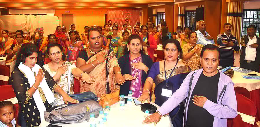 ಬೀದರ್ನಲ್ಲಿ ಶುಕ್ರವಾರ ಹಮ್ಮಿಕೊಂಡಿದ್ದ ಅಂತರರಾಷ್ಟ್ರೀಯ ಲೈಂಗಿಕ ಕಾರ್ಮಿಕರ ದಿನಾಚರಣೆಯಲ್ಲಿ ಲೈಂಗಿಕ ಅಲ್ಪಸಂಖ್ಯಾತರು ಸಂವಿಧಾನದ ಪೀಠಿಕೆ ಓದುವ ಕಾರ್ಯಕ್ರಮದಲ್ಲಿ ಪಾಲ್ಗೊಂಡರು