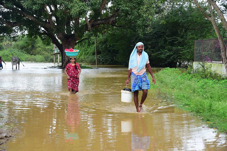 ಹಾವೇರಿ ಜಿಲ್ಲೆಯ ಸವಣೂರು ತಾಲ್ಲೂಕಿನ ಹಿರೇಮಗದೂರು ಗ್ರಾಮದತ್ತ ವರದಾ ನೀರು ಕ್ರಮೇಣ ನುಗ್ಗುತ್ತಿದ್ದು, ಜನರು ಎಂದಿನಂತೆ ಓಡಾಡಿದರು