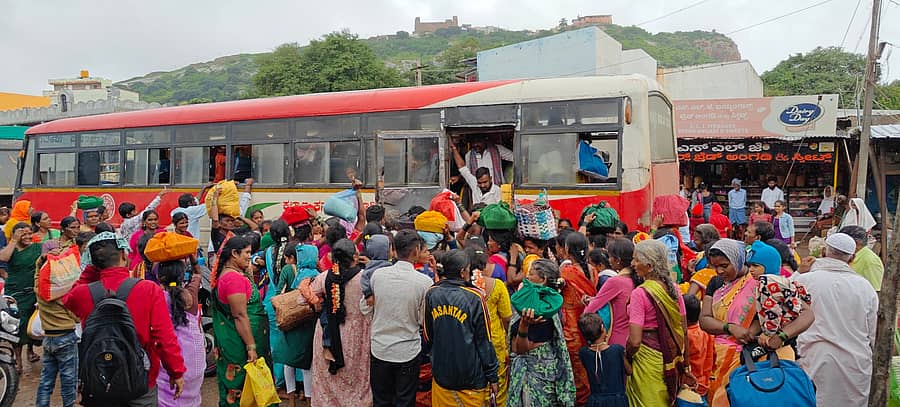 ಅರಸೀಕೆರೆ ಹೋಬಳಿಯ ಉಚ್ಚಂಗಿದುರ್ಗ ಗ್ರಾಮದ ಐತಿಹಾಸಿಕ ಧಾರ್ಮಿಕ ಪ್ರಸಿದ್ಧ ಉಚ್ಚಂಗೆಮ್ಮ ದೇವಿ ಪುಣ್ಯ ಕ್ಷೇತ್ರಕ್ಕೆ ಭಾನುವಾರ ಗುರು ಪೂರ್ಣಿಮೆಯ ಅಂಗವಾಗಿ ಬಂದಿದ್ದ ಭಕ್ತರು ಬಸ್ ಸೀಟಿಗೆ ಮುಗಿಬಿದ್ದಿದ್ದರು