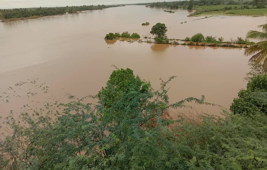 ಹಾವನೂರ ಗ್ರಾಮದ ಹತ್ತಿರ ಅಪಾಯದ ಮಟ್ಟದಲ್ಲಿ ಹರಿಯುತ್ತಿರುವ ತುಂಗಭದ್ರಾ ನದಿ
