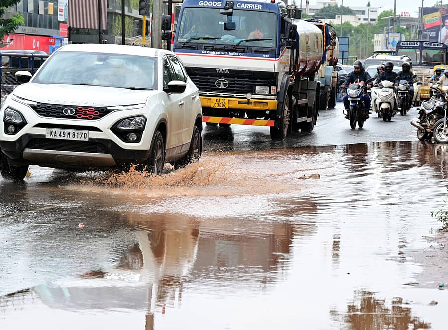 ಮಳೆಯಿಂದಾಗಿ ಹುಬ್ಬಳ್ಳಿಯ ಕಿಮ್ಸ್‌ ಎದುರಿನ ರಸ್ತೆಯಲ್ಲಿ ನಿಂತುಕೊಂಡಿರುವ ನೀರಿನಲ್ಲಿ ವಾಹನಗಳು ಸಾಗಿದವು
– ಪ್ರಜಾವಾಣಿ ಚಿತ್ರ: ಗೋವಿಂದರಾಜ ಜವಳಿ