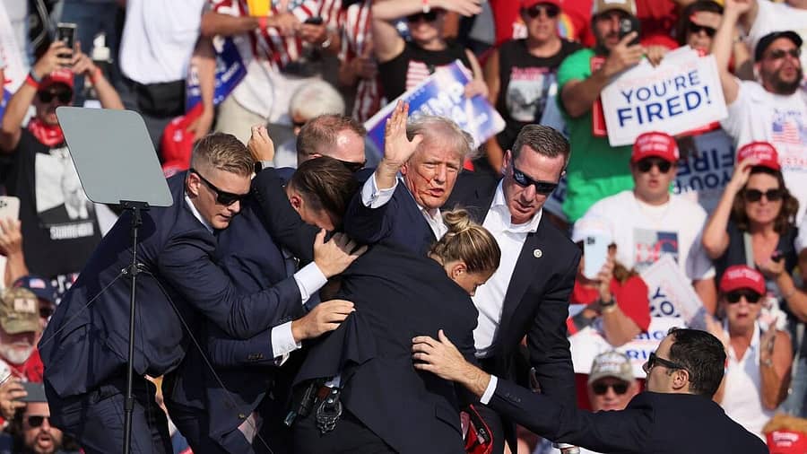 <div class="paragraphs"><p>ಡೋನಾಲ್ಡ್ ಟ್ರಂಪ್ ಮೇಲೆ ದಾಳಿ ನಡೆದ ಸಂದರ್ಭ</p></div>