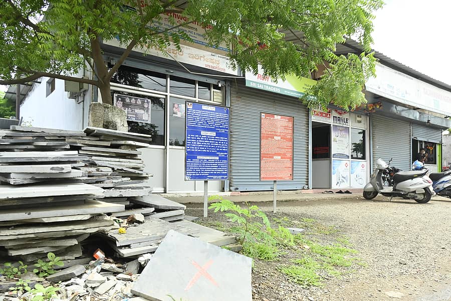 ಕಲಬುರಗಿಯ ಶಹಾಬಜಾರ್ ನಾಕಾ ಬಳಿ ಐತಿಹಾಸಿಕ ಬಹಮನಿ ಕೋಟೆ ಅತಿಕ್ರಮಣ ಮಾಡಬಾರದೆಂಬ ಎಎಸ್ಐ ಫಲಕದ ಹಿಂದೆಯೇ ಅಕ್ರಮ ವಾಣಿಜ್ಯ ಮಳಿಗೆಗಳು ನಿರ್ಮಾಣಗೊಂಡಿರುವುದು
–ಪ್ರಜಾವಾಣಿ ಚಿತ್ರ: ತಾಜುದ್ದೀನ್ ಆಜಾದ್