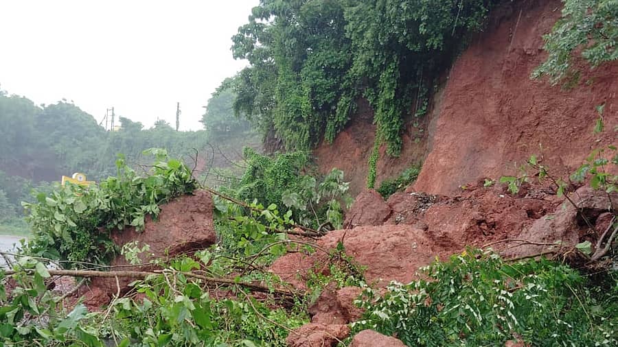 ಉತ್ತರ ಕನ್ನಡ ಜಿಲ್ಲಯ ಹೊನ್ನಾವರ ಪಟ್ಟಣದ ಕರ್ನಲ್ ಹಿಲ್ ಬಳಿ ಭಾನುವಾರ ಗುಡ್ಡ ಕುಸಿದು ರಾಷ್ಟ್ರೀಯ ಹೆದ್ದಾರಿ–66ರ ಮೇಲೆ ಗಿಡ, ಮಣ್ಣು, ಕಲ್ಲಿನ ರಾಶಿ ಬಿದ್ದಿತ್ತು