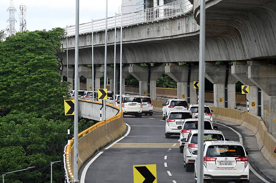 <div class="paragraphs"><p>ರಾಗಿಗುಡ್ಡ–ಸೆಂಟ್ರಲ್ ಸಿಲ್ಕ್ ಬೋರ್ಡ್ ಡಬಲ್ ಡೆಕರ್ ರಸ್ತೆಯಲ್ಲಿ ಬುಧವಾರ ಪ್ರಾಯೋಗಿಕ ಸಂಚಾರ ಆರಂಭಗೊಂಡಿತು </p></div>