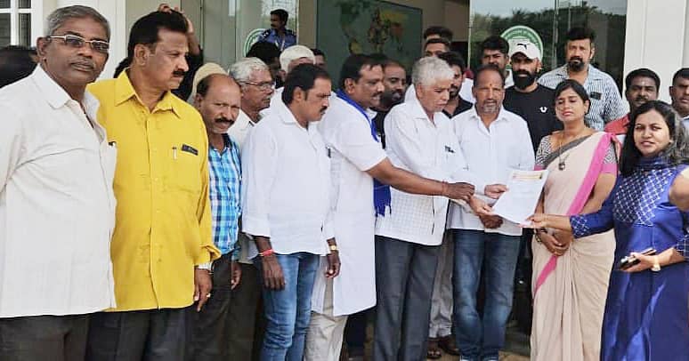 <div class="paragraphs"><p>ತುಮಕೂರು ಮಹಾನಗರ ಪಾಲಿಕೆ ಬಳಿ ಸೋಮವಾರ ಎನ್.ಆರ್.ಕಾಲೊನಿ ಅಭಿವೃದ್ಧಿ ಸಂಘದಿಂದ ದುರ್ಗಮ್ಮ ದೇವಸ್ಥಾನದ ಭೂಮಿ ರಕ್ಷಣೆಗೆ ಜಂಟಿ ಸಮೀಕ್ಷೆ ನಡೆಸುವಂತೆ ಆಗ್ರಹಿಸಿ ಜಿಲ್ಲಾಧಿಕಾರಿ ಶುಭ ಕಲ್ಯಾಣ್, ಮಹಾನಗರ ಪಾಲಿಕೆ ಆಯುಕ್ತೆ ಬಿ.ವಿ.ಅಶ್ವಿಜ ಅವರಿಗೆ ಮನವಿ ಸಲ್ಲಿಸಲಾಯಿತು. </p></div>