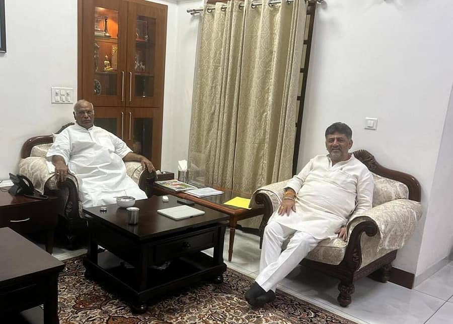 <div class="paragraphs"><p>ಎಐಸಿಸಿ ಅಧ್ಯಕ್ಷ ಮಲ್ಲಿಕಾರ್ಜುನ ಖರ್ಗೆ ಅವರನ್ನು ದೆಹಲಿಯಲ್ಲಿ ಕೆಪಿಸಿಸಿ ಅಧ್ಯಕ್ಷ ಡಿ.ಕೆ. ಶಿವಕುಮಾರ್ ಭಾನುವಾರ ಭೇಟಿ ಮಾಡಿ ಮಾತುಕತೆ ನಡೆಸಿದರು</p></div>