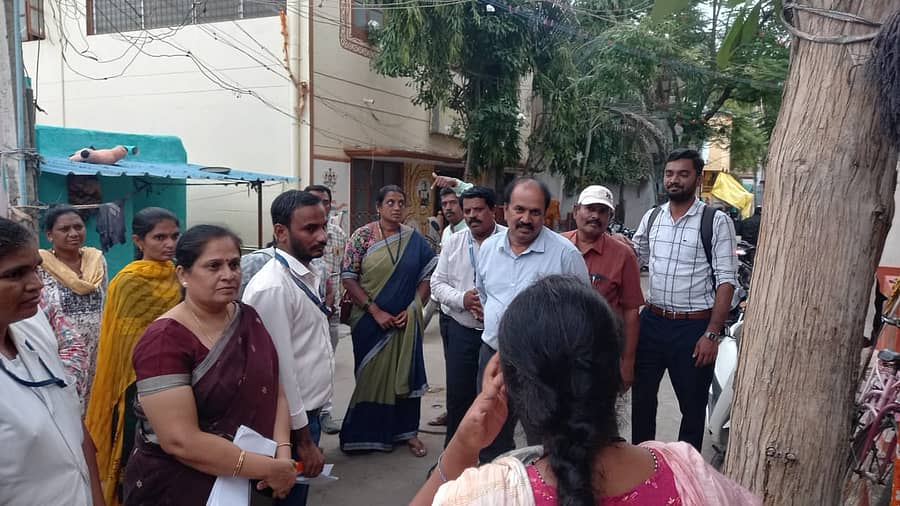 ಈಡಿಸ್ ಸೊಳ್ಳೆಯ ಲಾರ್ವಾ ನಿರ್ಮೂಲನಾ ದಿನದ ಅಂಗವಾಗಿ ಬಳ್ಳಾರಿಯ ಮರಿಸ್ವಾಮಿ ಮಠದ ಬಡಾವಣೆಯಲ್ಲಿ ಆರೋಗ್ಯ ಇಲಾಖೆ ವತಿಯಿಂದ ಡೆಂಗಿ ಕುರಿತು ಜಾಗೃತಿ ಮೂಡಿಸಲಾಯಿತು