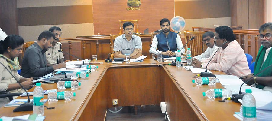 ಕೊಪ್ಪಳದಲ್ಲಿ ಶುಕ್ರವಾರ ನಡೆದ ದೌರ್ಜನ್ಯ ನಿಯಂತ್ರಣ, ಜಿಲ್ಲಾ ಜಾಗೃತಿ ಮತ್ತು ಉಸ್ತುವಾರಿ ಸಮಿತಿಯ ಸಭೆಯಲ್ಲಿ ಜಿಲ್ಲಾಧಿಕಾರಿ ನಲಿನ್ ಅತುಲ್ ಮಾತನಾಡಿದರು. ಜಿಲ್ಲಾ ಪಂಚಾಯಿತಿ ಸಿಇಒ ರಾಹುಲ್ ರತ್ನಂ ಪಾಂಡೆಯ ಇದ್ದರು