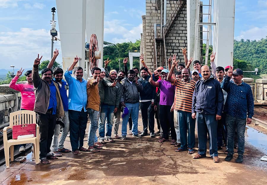 ಶಿವಮೊಗ್ಗದ ಲಕ್ಕವಳ್ಳಿ ಬಳಿಯ ಭದ್ರಾ ಜಲಾಶಯದಲ್ಲಿನ ನದಿಮಟ್ಟದ ಸ್ಲುಸ್ ಗೇಟ್ನಲ್ಲಿ ಆಗುತ್ತಿದ್ದ ನೀರಿನ ಸೋರಿಕೆ ತಡೆಗಟ್ಟಿದ ಬಳಿಕ ತಜ್ಞರ ತಂಡ ಸಂಭ್ರಮಿಸುತ್ತಿರುವುದು