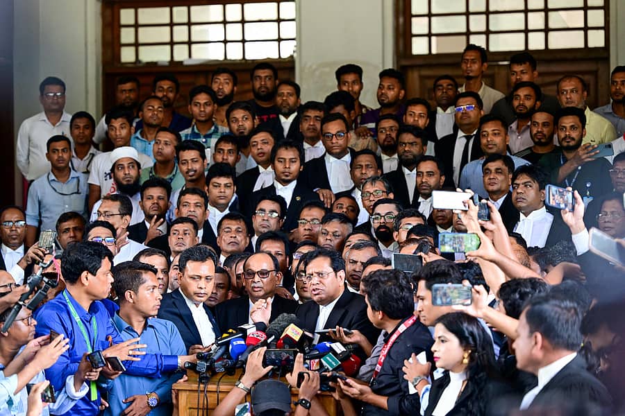 ಸರ್ಕಾರಿ ಹುದ್ದೆಗಳಲ್ಲಿ ಕೋಟಾ ಪದ್ಧತಿ ವಿರೋಧಿಸಿ ಅರ್ಜಿ ಸಲ್ಲಿಸಿದ್ದವರ ಪರ ವಕೀಲ ಅಹ್ಸಾನುಲ್ ಕರೀಮ್ (ಮಧ್ಯದಲ್ಲಿರುವವರು) ಅವರು ಸುಪ್ರೀಂ ಕೋರ್ಟ್ ತೀರ್ಪು ಕುರಿತು ಮಾಧ್ಯಮಗಳಿಗೆ ಭಾನುವಾರ ಮಾಹಿತಿ ನೀಡಿದರು –ಎಎಫ್ಪಿ ಚಿತ್ರ