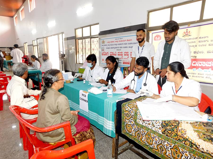ಮಡಿಕೇರಿಯ ಮೈತ್ರಿ ಸಭಾಂಗಣದಲ್ಲಿ ಶುಕ್ರವಾರ ನಡೆದ ಉಚಿತ ಆರೋಗ್ಯ ತಪಾಸಣಾ ಶಿಬಿರದಲ್ಲಿ ಸಾರ್ವಜನಿಕರು ಭಾಗವಹಿಸಿದ್ದರು