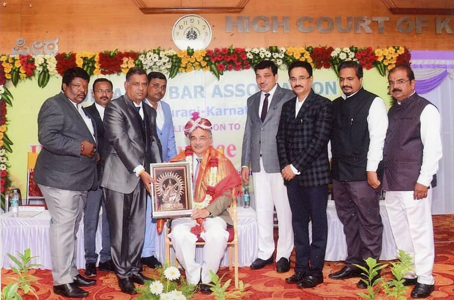 ಕಲಬುರಗಿ ಹೈಕೋರ್ಟ್ ಪೀಠಕ್ಕೆ ಭೇಟಿ ನೀಡಿದ ಕರ್ನಾಟಕ ಹೈಕೋರ್ಟ್ ಮುಖ್ಯ ನ್ಯಾಯಮೂರ್ತಿ ಎನ್.ವಿ. ಅಂಜಾರಿಯಾ ಅವರನ್ನು ನ್ಯಾಯವಾದಿಗಳ ಸಂಘದಿಂದ ಸನ್ಮಾನಿಸಲಾಯಿತು. ನ್ಯಾ. ಅಶೋಕ ಕಿಣಗಿ, ಸಂಘದ ಅಧ್ಯಕ್ಷ ಗುಪ್ತಲಿಂಗ ಪಾಟೀಲ, ಅಶೋಕ ಮೂಲಗೆ, ಸಂತೋಷ ಪಾಟೀಲ, ಶ್ರವಣಕುಮಾರ್ ಮಠ ಭಾಗವಹಿಸಿದ್ದರು