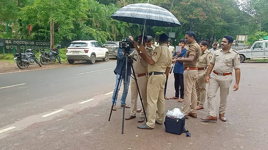 <div class="paragraphs"><p>ಶಿರಸಿ ನಗರ ಠಾಣಾ ವ್ಯಾಪ್ತಿಯ ಬನವಾಸಿ ರಸ್ತೆಯಲ್ಲಿ ಪೊಲೀಸರು ರಾಡಾರ್ ಗನ್ ಕಾರ್ಯಾಚರಣೆ ನಡೆಸುತ್ತಿರುವುದು</p></div>