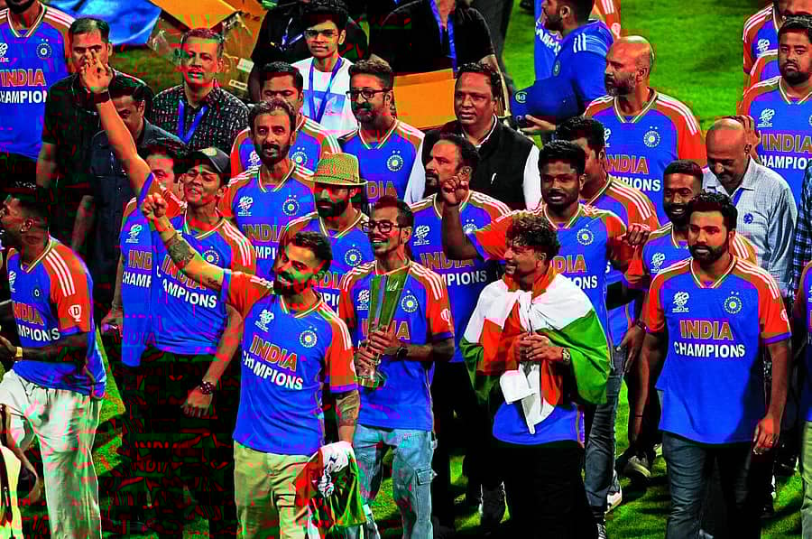 <div class="paragraphs"><p>ವಾಂಖೆಡೆ ಕ್ರೀಡಾಂಗಣದಲ್ಲಿ ಏರ್ಪಡಿಸಿದ್ದ ಸಮಾರಂಭದಲ್ಲಿ ಆಟಗಾರರು.</p></div>