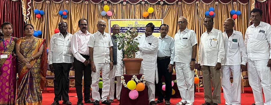 ಗುಳೇದಗುಡ್ಡದ ಪ್ರೊಗ್ರೆಸ್ಸಿವ್ ಎಜುಕೇಶನ್ ಟ್ರಸ್ಟ್ನ ಗೌರವ ಕಾರ್ಯದರ್ಶಿ ರವೀಂದ್ರ ಪಟ್ಟಣಶೆಟ್ಟಿ ಪ್ರಥಮ ಪಿಯು ವಿದ್ಯಾರ್ಥಿಗಳ ಸ್ವಾಗತ ಹಾಗೂ ಪಠ್ಯೇತರ ಮತ್ತು ಕ್ರೀಡಾ ಚಟುವಟಿಕೆಗಳ ಸಮಾರಂಭವನ್ನು ಉದ್ಘಾಟಿಸಿದರು