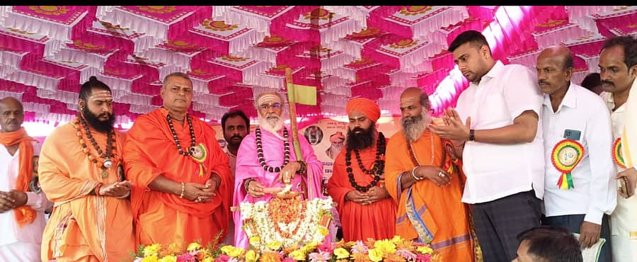 ಗುಬ್ಬಿ ತಾಲ್ಲೂಕಿನ ನಿಟ್ಟೂರಿನಲ್ಲಿ ಧರ್ಮ ಜಾಗೃತಿ ಕಾರ್ಯಕ್ರಮಕ್ಕೆ ಚಾಲನೆ ನೀಡಿದ ವಿವಿಧ ಮಠಾಧೀಶರು