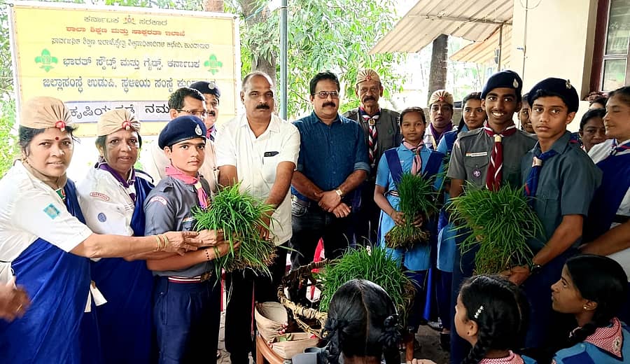 ಕುಂದಾಪುರದ ಮಂಗಲಪಾಂಡೆ ರಸ್ತೆ ವಾರ್ಡ್‌ನ ಕೋಟ್ಯಾನ್ ಕುಟುಂಬಸ್ಥರ ಗದ್ದೆಯಲ್ಲಿ ಶುಕ್ರವಾರ ಭಾರತ್ ಸ್ಕೌಟ್ಸ್ ಮತ್ತು ಗೈಡ್ಸ್ ಕುಂದಾಪುರ ನೇತೃತ್ವದಲ್ಲಿ ನಡೆದ ‘ಕೃಷಿಯ ಕಡೆ ನಮ್ಮ ನಡೆ’ ಕಾರ್ಯಕ್ರಮಕ್ಕೆ ಶಾಸಕ ಎ.ಕಿರಣ್‌ಕುಮಾರ ಕೊಡ್ಗಿ ಚಾಲನೆ ನೀಡಿದರು