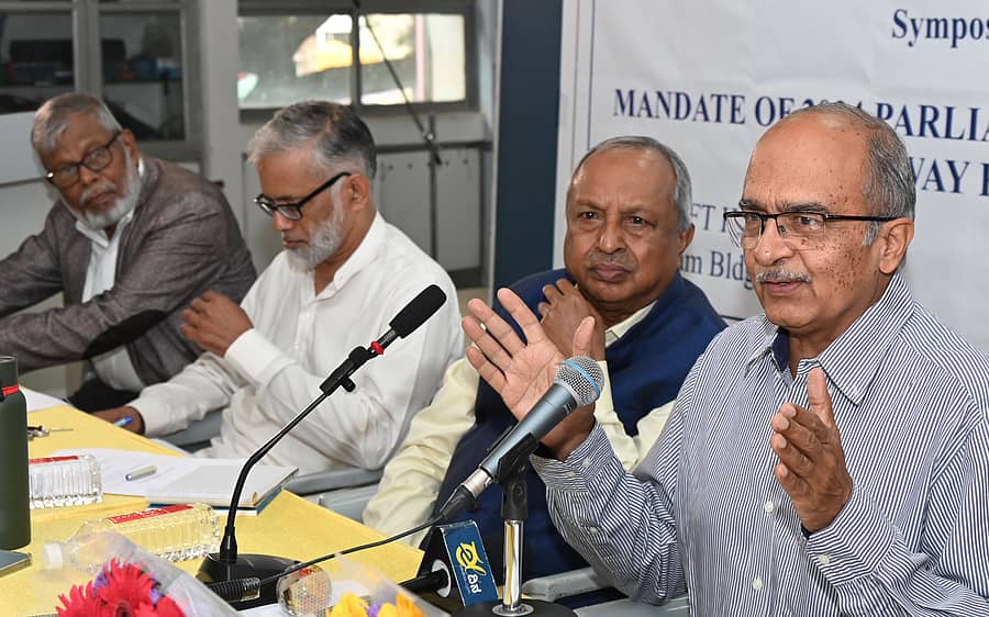 <div class="paragraphs"><p>ವಿಚಾರ ಸಂಕಿರಣದಲ್ಲಿ ಹಿರಿಯ ವಕೀಲ ಪ್ರಶಾಂತ್ ಭೂಷಣ್ ಮಾತನಾಡಿದರು. ಎಫ್ಡಿಸಿಎ ಕರ್ನಾಟಕ ಘಟಕದ ಪ್ರಧಾನ ಕಾರ್ಯದರ್ಶಿ ಎಂ.ಎಫ್.ಪಾಶಾ (ಎಡದಿಂದ), ಜಮಾತ್–ಇ–ಇಸ್ಲಾಮಿ ಹಿಂದ್ನ ಕಾರ್ಯದರ್ಶಿ ಡಾ.ಮೊಹಮ್ಮದ್ ತಾಹಾ ಮತೀನ್ ಮತ್ತು ಹೈಕೋರ್ಟ್ನ ನಿವೃತ್ತ ನ್ಯಾಯಮೂರ್ತಿ ಎಚ್.ಎನ್.ನಾಗಮೋಹನದಾಸ್ ಇದ್ದರು</p></div>