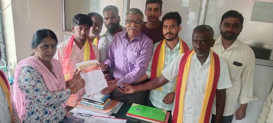 ಚಿಕ್ಕೋಡಿ ತಾಲ್ಲೂಕಿನಾದ್ಯಂತ ಅಂಗಡಿ ಮುಂಗಟ್ಟುಗಳ ಮೇಲೆ ಕನ್ನಡ ನಾಮಫಲಕಗಳನ್ನು ಅಳವಡಿಸುವಂತೆ ಒತ್ತಾಯಿಸಿ ಕರವೇ ಚಿಕ್ಕೋಡಿ ತಾಲ್ಲೂಕು ಘಟಕದ ಪದಾಧಿಕಾರಿಗಳು ತಹಶೀಲ್ದಾರ್ ಪರಿಮಳಾ ದೇಶಪಾಂಡೆ ಅವರಿಗೆ ಮನವಿ ಸಲ್ಲಿಸಿದರು