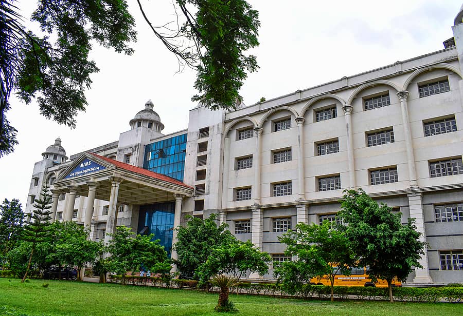 ಮಂಡ್ಯ ವೈದ್ಯಕೀಯ ವಿಜ್ಞಾನಗಳ ಸಂಸ್ಥೆಯ ಹೊರನೋಟ –ಪ್ರಜಾವಾಣಿ ಚಿತ್ರ: ಧನುಷ್ ಡಿ.ವಿ.