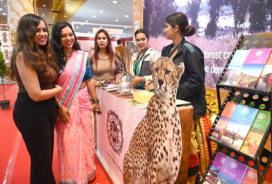 ನಗರದ ಅರಮನೆ ಮೈದಾನದಲ್ಲಿ ಶುಕ್ರವಾರ ಆರಂಭಗೊಂಡ ಐಐಟಿಎಂ ಪ್ರವಾಸೋದ್ಯಮ ಮೇಳದಲ್ಲಿ ಪ್ರವಾಸಿ ಸ್ಥಳಗಳ ಬಗ್ಗೆ ಮಹಿಳೆಯರಿಗೆ ಮಾಹಿತಿ ನೀಡಲಾಯಿತು. ಪ್ರಜಾವಾಣಿ ಚಿತ್ರ ಕಿಶೋರ್ ಕುಮಾರ್ ಬೋಳಾರ್